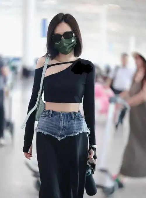 刘惜君北京机场现身时尚搭配凸显美丽身姿气质高雅引人注目