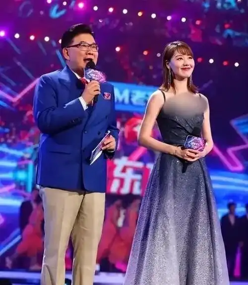 王冠和曹可凡关系特好,两人总有聊不完的话题.