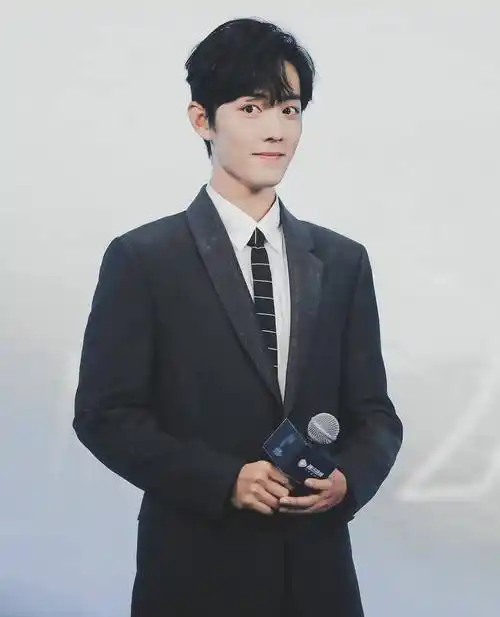 原创183cm肖战,穿"半永久"西装,不愧是顾医生!