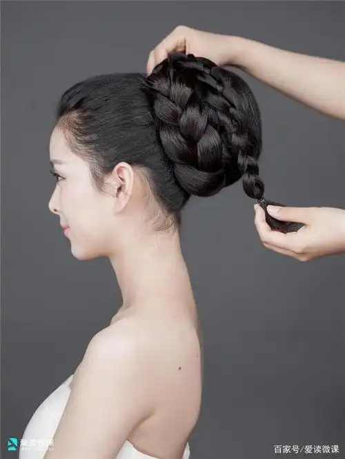 欧式风格造型——赫本编辫高髻