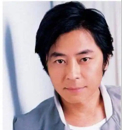 歌手王杰遭黑手被毒哑,谢霆锋"背锅"至今,真相终于浮出了水面