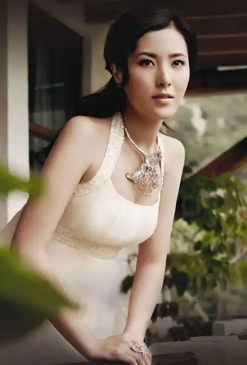 原创44岁曾黎优雅时尚气质高贵宛如20多岁的年轻姑娘