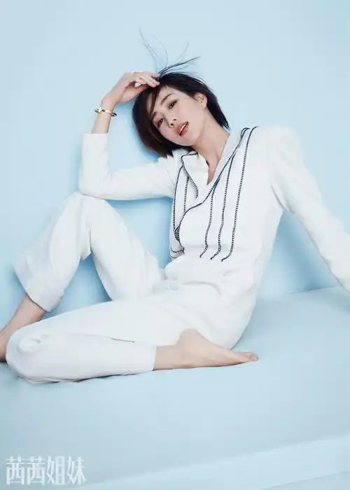 张钧甯封面大片曝光,刚柔并济,治愈满分