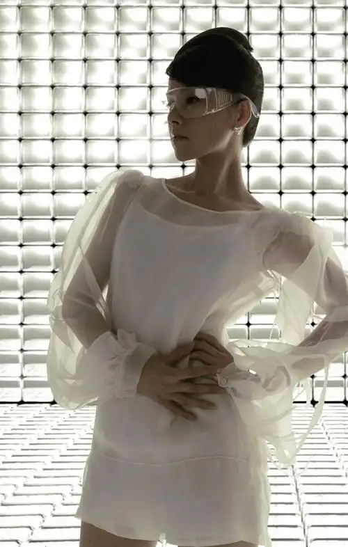 (blog) 为某知名杂志拍摄了一组照片,站在金属质感的背景前面,何琳