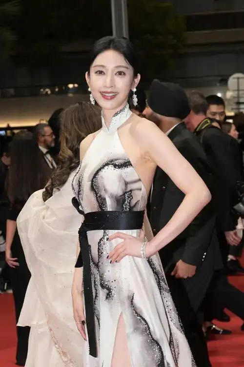 双子座的张俪官方身高是170cm,体重是48kg,这个身材数据还是偏瘦的