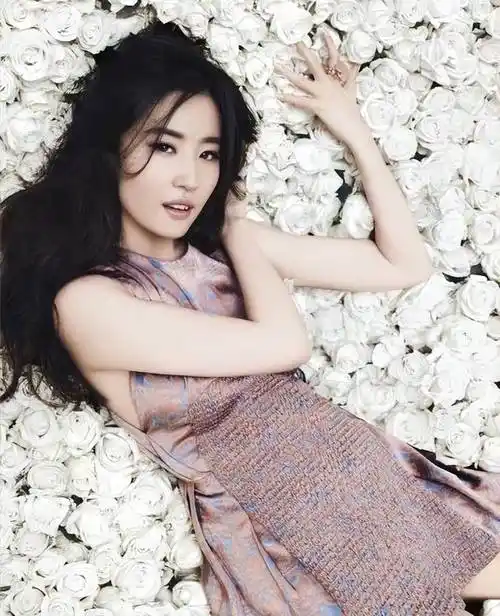 天仙级古装&猪肝色羽绒服,刘亦菲的本手与"妙手"