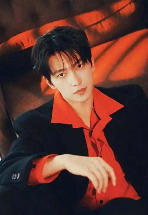 231218 杨洋衬衫新造型,红黑组合惊艳全场!_红色_魅力_色彩