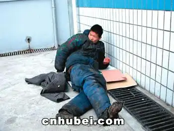 流浪少年脚趾溃烂 你可知道他是谁?(图)