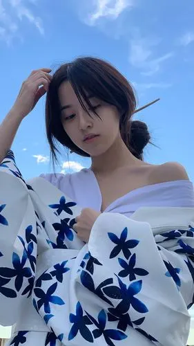 蓝色天空 清纯美女香肩 竖屏手机壁纸