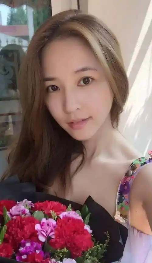 "马景涛前妻"吴佳尼身材照曝光,难怪能撩到小三岁的肌肉男_疯狂健身_