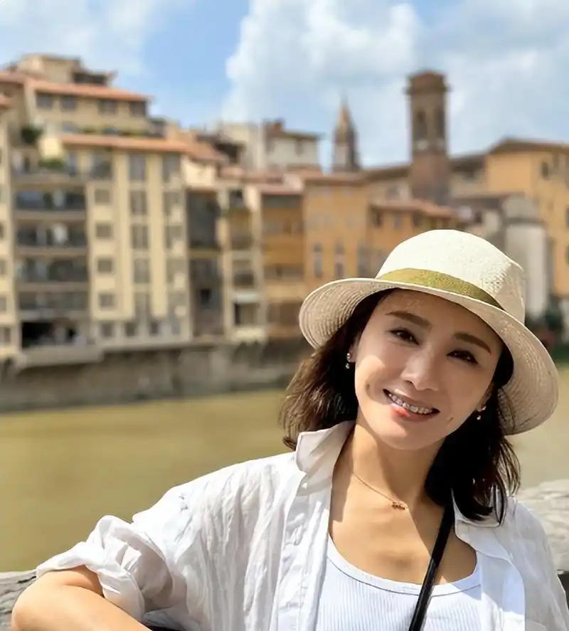 51岁的黎姿独自到瑞士旅游,享受海外度假,她的皮肤保养得很好,看起来