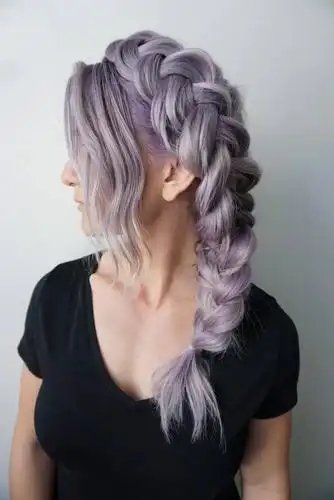 如果喜欢大辫子,但是你的头发又不够长,而且还有些薄,这个发型非常