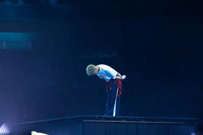 张艺兴拿应援棒与贝壳舞台大合照