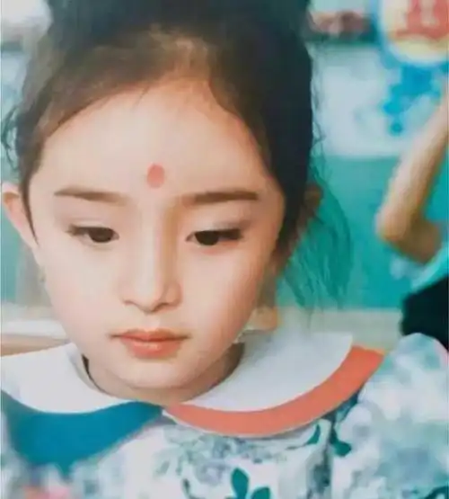 即使如此,一组杨幂童年照片流出同时也可以看出,她从小便是个美人坯子