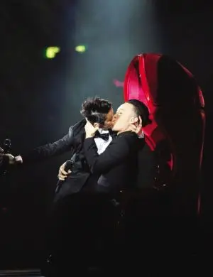 陈奕迅何韵诗舞台激吻引哗然(资料图)