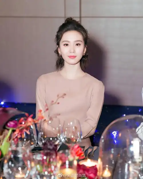 刘诗诗丸子头造型,真的是时尚优雅,颜值气质完美.