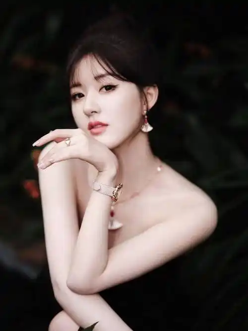 赵露思黑色抹胸纱裙秀雪嫩玉背!