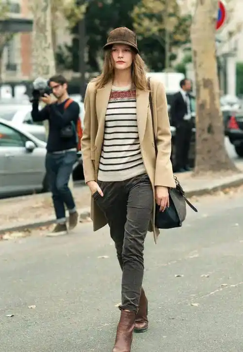 横条纹的上衣时尚,搭配灰色的长裤,浅卡其色的长风衣,增添帅气.