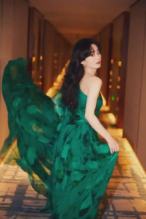 名字都被写错的赵丽颖,穿上了 50 多套高定