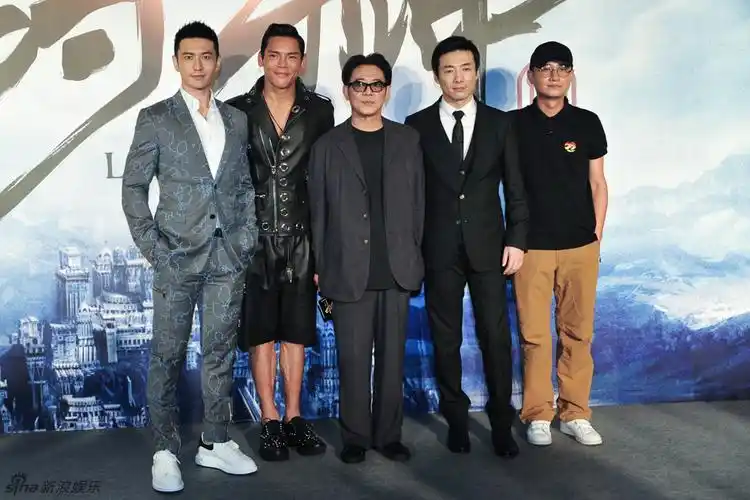 范冰冰夸张裙子变大红黄晓明没带baby文章低调亮相