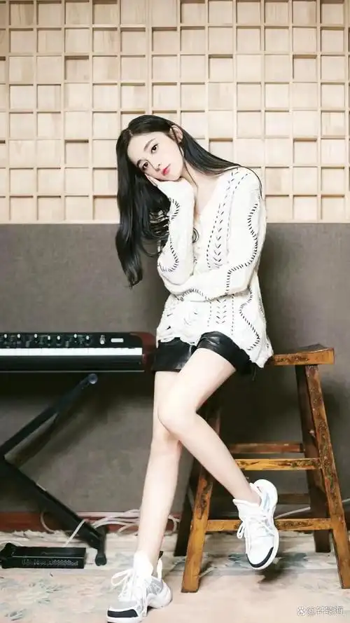 被古力娜扎的穿搭惊艳到了!针织衫配短裙时髦又高级,气质真好!