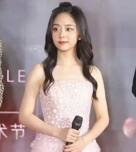 谭松韵站c位采访,穿10cm凉鞋仍比别人矮一头,30岁脸部生图绝了_时候