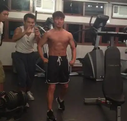 王宝强健身照曝光,腹肌清晰可见,彰显男人魅力