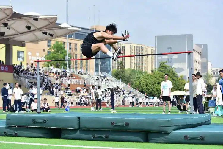 多图直击→棠外高中第二十届田径运动会_选手_赛道_开幕式