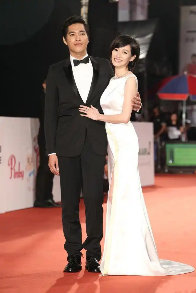 看了蓝正龙周渝民的妻子,才懂他们为啥不娶大s,女人柔美太重要