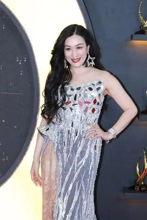 53岁钟丽缇再次挑战人鱼裙,走路都迈不开腿,上车瞬间太尴尬了!