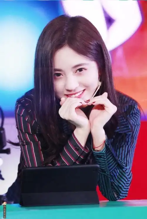 鞠婧祎比心三连拍