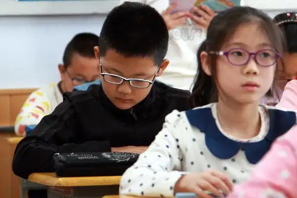 戴眼镜的小学生越来越多.     本报记者 张加兴摄