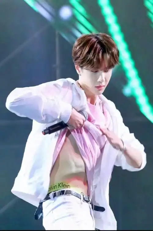 王一博腹肌##王一博纪录片##王一博戴小骨头项链