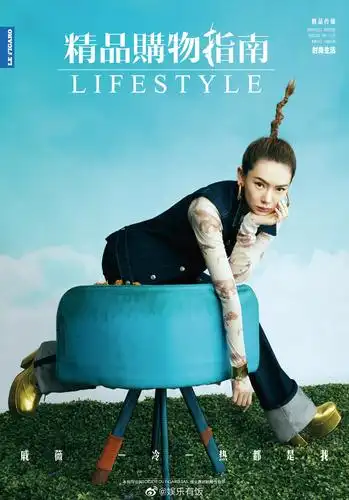 戚薇 释出最新杂志封面大片,复古风潮中的多套造型look轻松驾驭