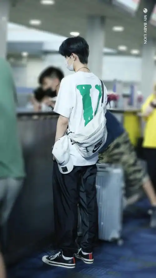 王一博超话#王一博#"最希望她们发我机场的全身照片 我喜欢检查我自己