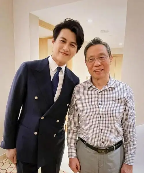 靳东张文宏合影,两人年龄相差7岁,同穿西服气质不分伯仲