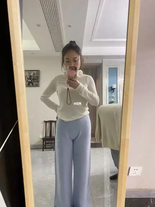 图二是拉低肚脐眼下穿着,三角区明显.