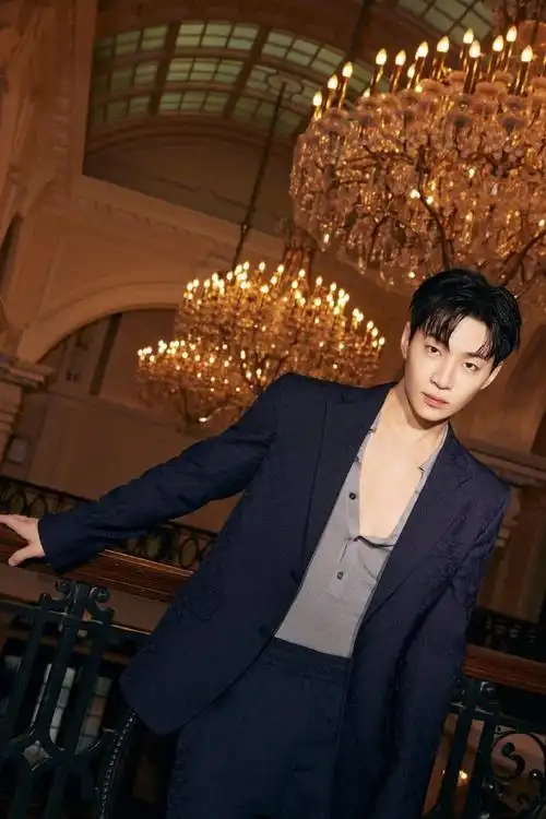 刘宪华深v内搭#刘宪华今日gucci晚宴造型出图也太迷人了,这胸肌这身材