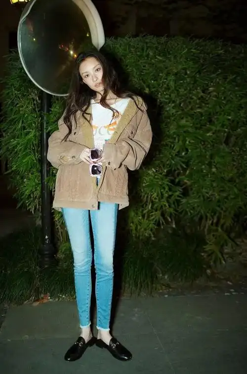 倪妮则是大地色外套搭配牛仔裤,gucci logo卫衣成为亮点.