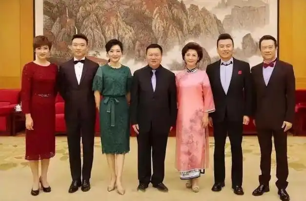 央视主持人合照惊艳网友!