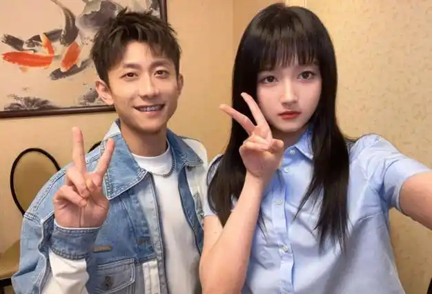 张一山关晓彤,被问到剧中吻戏是否难为情,两人都很专业地回答!