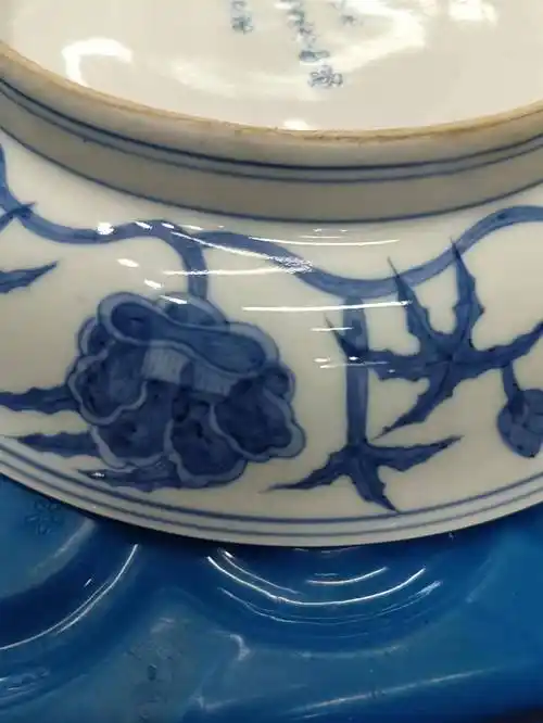 大明成化皇帝御赐状元及第——青花缠枝大盘_宫盘_瓷器_公元