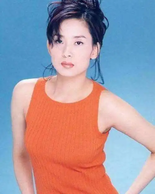 回顾邝美云19岁当选港姐38岁拥有百亿身家三拒豪门60岁未婚