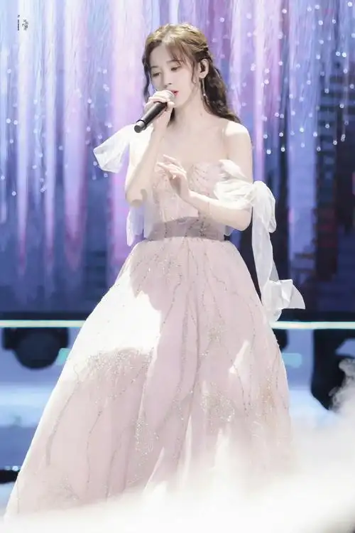 鞠婧祎衣服吊带断了