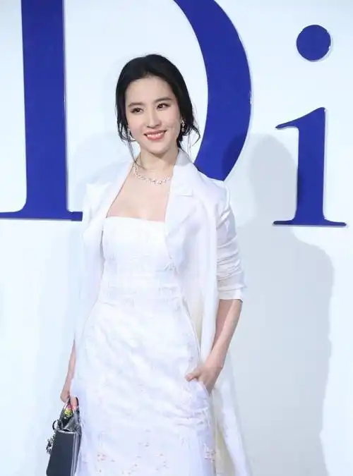 这款礼服在设计上非常大胆,对于清新又充满仙气的刘亦菲来讲是个不小