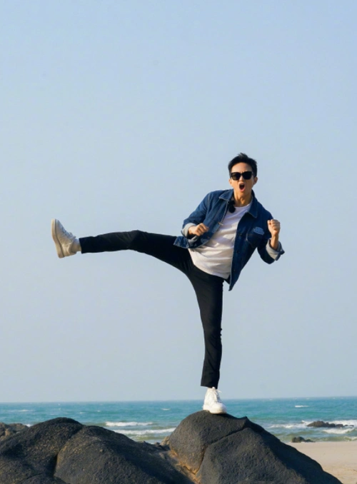 邓超为秀腿长,在巨石上现高难度动作,不料却被网友"投诉"