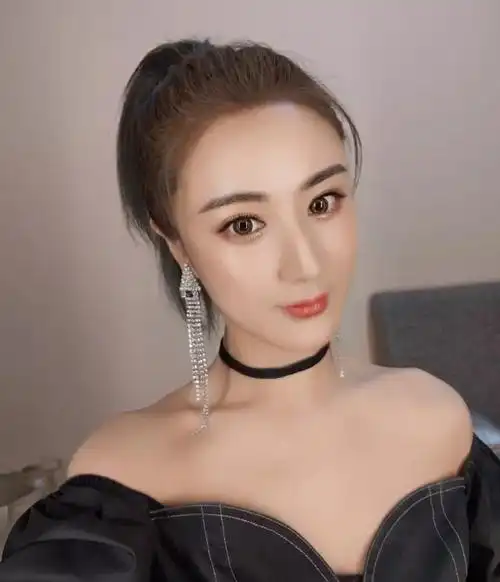 有种"整容"叫薇娅卸妆,当她摘掉假睫毛后,确定是同一个人吗?