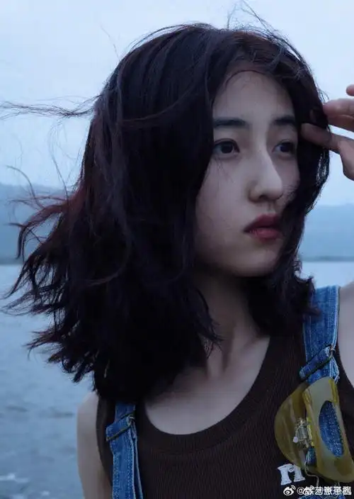 张子枫海边氛围感照片##张子枫被风吹乱的头发