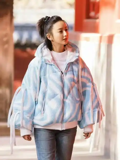 佟丽娅穿蓝色面包服配牛仔裤,拍《万里走单骑》感受曲阜孔庙_白色