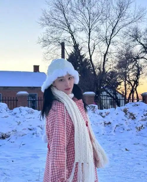 36岁张馨予晒雪中美照,称导演让她演18岁,穿粉衣戴白帽很清纯|演员